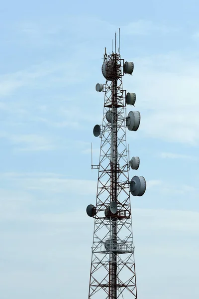 Antena Comunicação Sem Fio Com Céu Brilhante Torre Telecomunicações Com — Fotografia de Stock