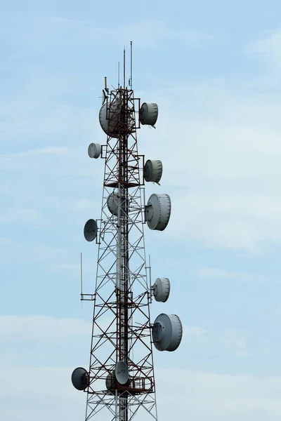 Bezdrátové Komunikační Anténa Jasnou Oblohou Telekomunikační Věž Anténami Modrou Oblohou — Stock fotografie