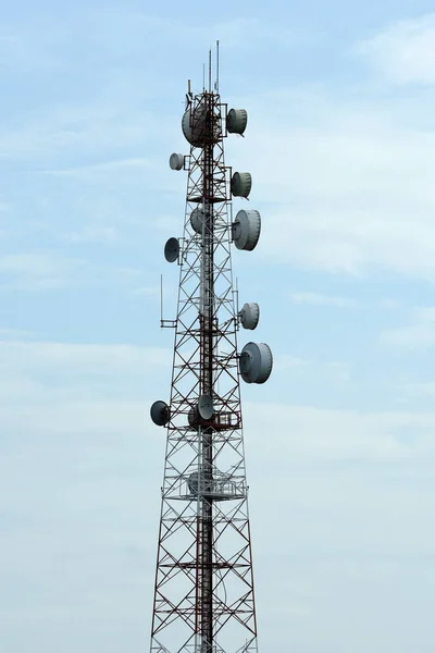 Antena Comunicação Sem Fio Com Céu Brilhante Torre Telecomunicações Com — Fotografia de Stock