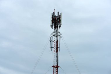 Kablosuz iletişim anteni ile parlak gökyüzü. Telekomünikasyon kule mavi gökyüzü ile antenler ile.