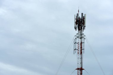 Kablosuz iletişim anteni ile parlak gökyüzü. Telekomünikasyon kule mavi gökyüzü ile antenler ile.