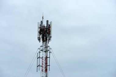 Kablosuz iletişim anteni ile parlak gökyüzü. Telekomünikasyon kule mavi gökyüzü ile antenler ile.