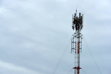 Kablosuz iletişim anteni ile parlak gökyüzü. Telekomünikasyon kule mavi gökyüzü ile antenler ile.