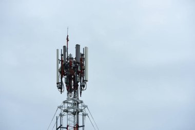 Gökyüzü arka planında yayın kulesi