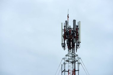 Gökyüzü arka planında yayın kulesi 