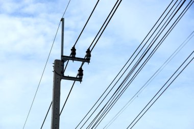 Gökyüzü arka planda kablolar ile elektrikli pilon