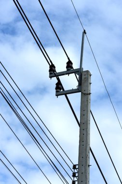 Gökyüzü arka planda kablolar ile elektrikli pilon