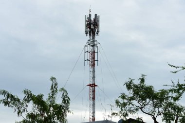 Kablosuz iletişim anteni ile parlak gökyüzü. Telekomünikasyon kule mavi gökyüzü ile antenler ile.