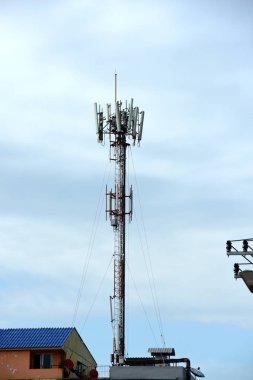 Gökyüzü arka planında yayın kulesi