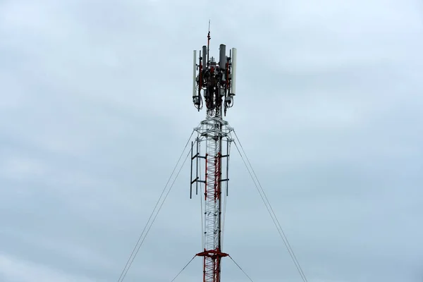 無線通信アンテナと 明るい空 通信用タワーと青い空のアンテナを — ストック写真