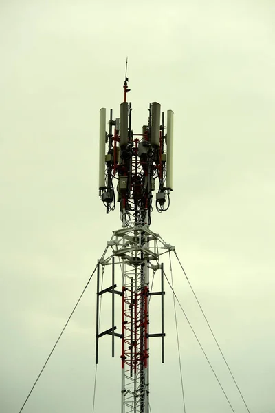 Antena Comunicação Sem Fio Com Céu Brilhante Torre Telecomunicações Com — Fotografia de Stock