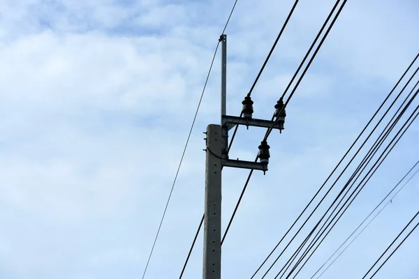 带有电缆的电动塔架在天空背景上 — 图库照片
