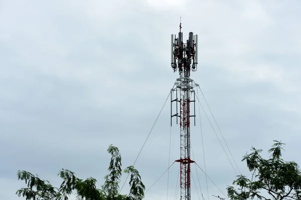 Antena Comunicación Inalámbrica Con Cielo Brillante Torre Telecomunicaciones Con Antenas — Foto de Stock