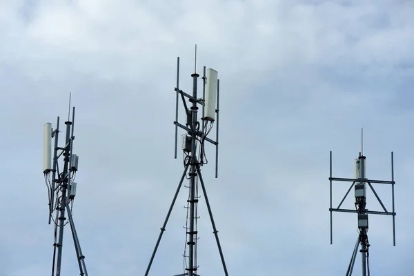 Antena Comunicação Sem Fio Com Céu Brilhante Torre Telecomunicações Com — Fotografia de Stock