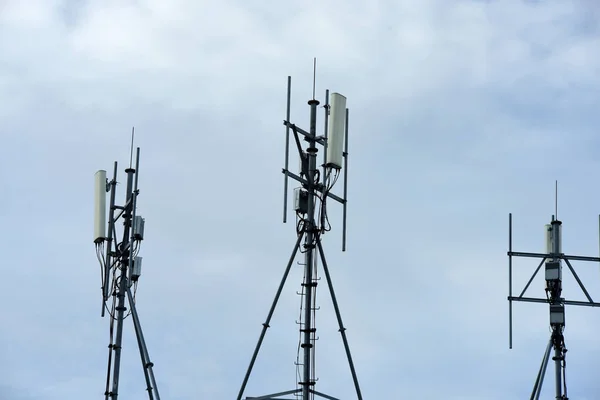 Antena Comunicação Sem Fio Com Céu Brilhante Torre Telecomunicações Com — Fotografia de Stock