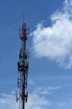 Gökyüzü arka planında yayın kulesi