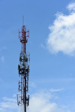 Gökyüzü arka planında yayın kulesi