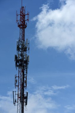 Gökyüzü arka planında yayın kulesi