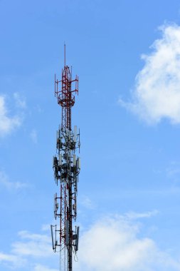 Gökyüzü arka planında yayın kulesi