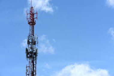 Gökyüzü arka planında yayın kulesi