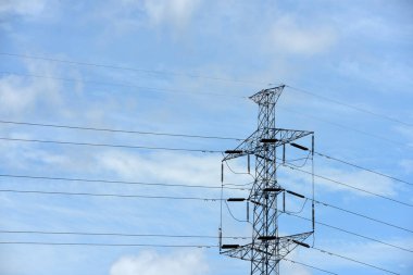 Gökyüzü arka planında elektrikli pilon