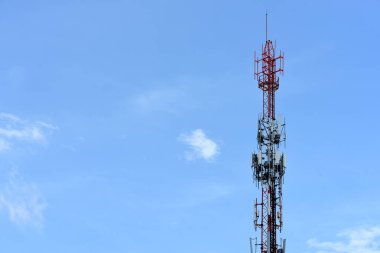 Yüksek güçlü tower güç iletim sistemi. Yüksek gerilim iletim line.high gerilim kutup güç iletim sistemi ile gökyüzü arka plan görüntüsü. Yüksek gerilim kule mavi gökyüzü arka plan