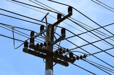 Yüksek gerilim iletim line.high gerilim kutup güç iletim sistemi ile gökyüzü arka plan görüntüsü. Yüksek gerilim kule mavi gökyüzü arka plan..