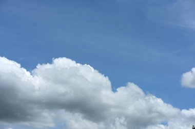 Gökyüzü parlak günde beyaz bulutlar mavidir