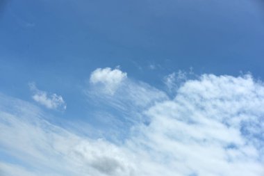 Gökyüzü parlak günde beyaz bulutlar mavidir