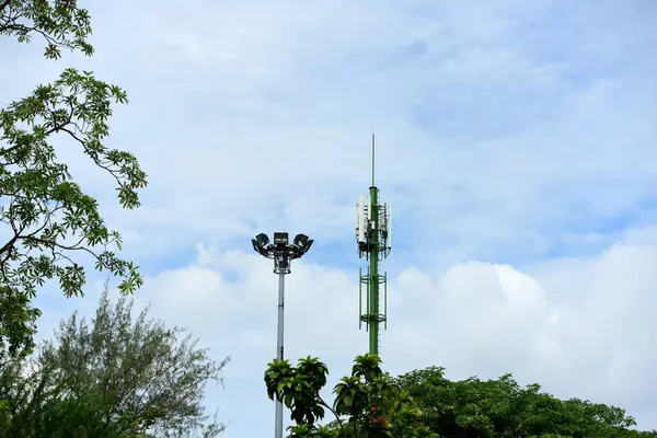 Telekomunikasi Menara Antena Langit Komunikasi Biru Nirkabel Cerah Putih Telekomunikasi — Stok Foto