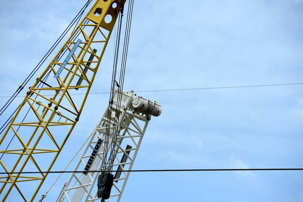 Industriekran Auf Himmelshintergrund — Stockfoto