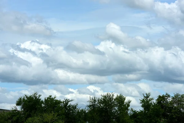 Cielo Azul Con Nubes Blancas Día Brillante — Foto de Stock