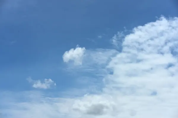 Небо Голубое Белыми Облаками Ясный День — стоковое фото