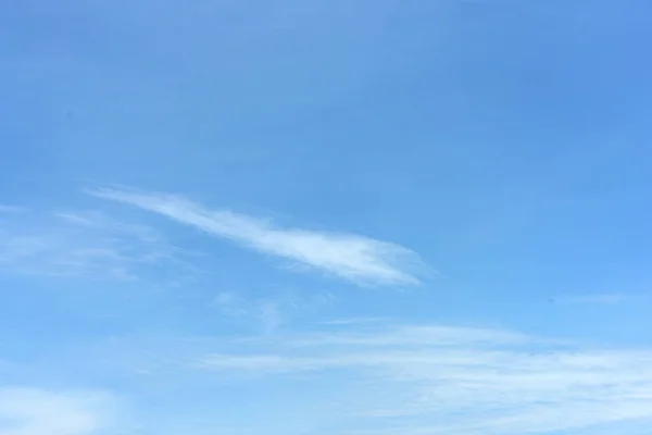 Gökyüzü Parlak Günde Beyaz Bulutlar Mavidir — Stok fotoğraf