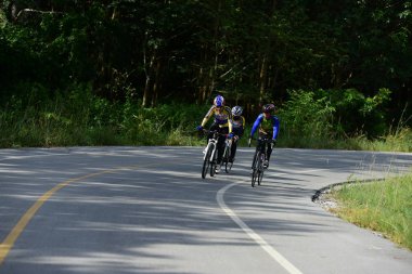 Tayland - 24 Haziran 2018: Kırsal yolda bisiklet yarışması