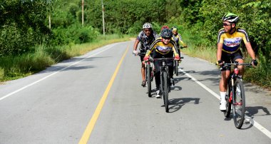 Tayland - 24 Haziran 2018: Kırsal yolda bisiklet yarışması