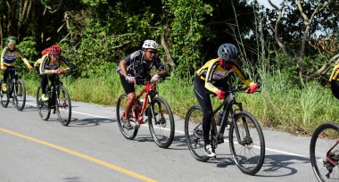 Tayland - 24 Haziran 2018: Kırsal yolda bisiklet yarışması