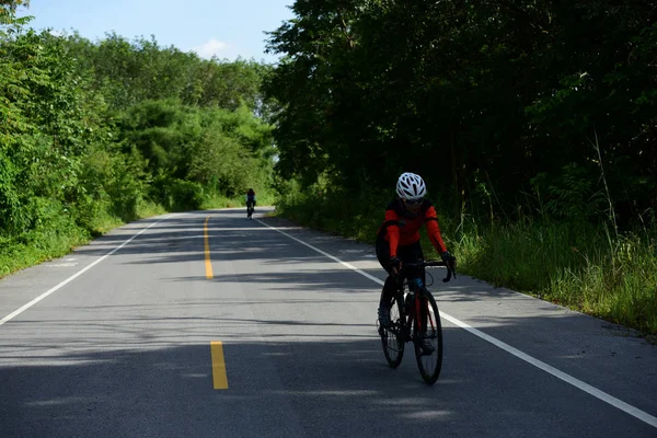 业余自行车运动员充分发挥他们的努力在自行车比赛慈善之旅 Nhong 艾乡村路 2018 Nhong 春武里府 — 图库照片