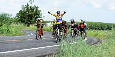 Tayland - 24 Haziran 2018: Kırsal yolda bisiklet yarışması