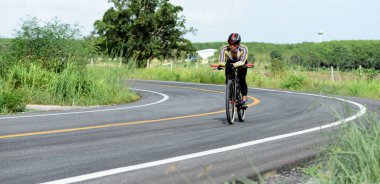 Tayland - 24 Haziran 2018: Kırsal yolda bisiklet yarışması
