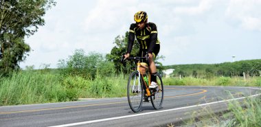 Tayland - 24 Haziran 2018: Kırsal yolda bisiklet yarışması