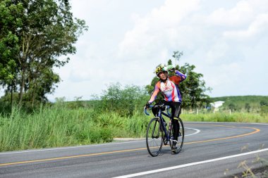 Tayland - 24 Haziran 2018: Kırsal yolda bisiklet yarışması