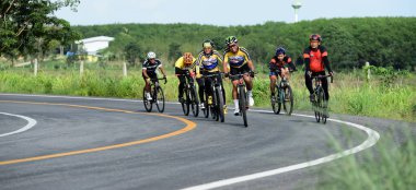 Tayland - 24 Haziran 2018: Kırsal yolda bisiklet yarışması