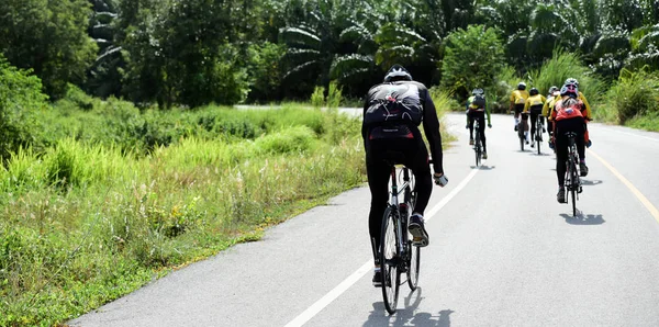 Tayland - 24 Haziran 2018: Kırsal yolda bisiklet yarışması