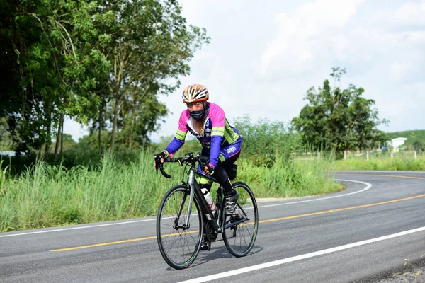 Tayland - 24 Haziran 2018: Kırsal yolda bisiklet yarışması