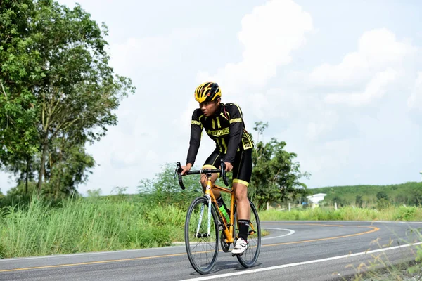 Tayland - 24 Haziran 2018: Kırsal yolda bisiklet yarışması