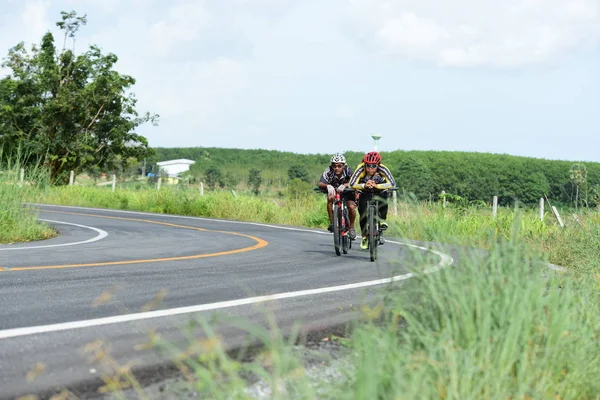 Tayland - 24 Haziran 2018: Kırsal yolda bisiklet yarışması