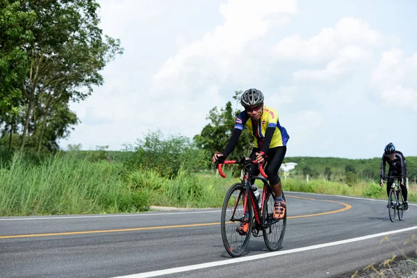 Tayland - 24 Haziran 2018: Kırsal yolda bisiklet yarışması