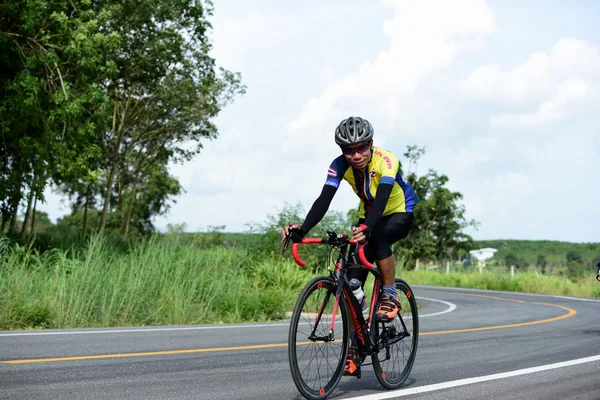 Tayland - 24 Haziran 2018: Kırsal yolda bisiklet yarışması