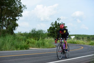 Tayland - 24 Haziran 2018: Kırsal yolda bisiklet yarışması